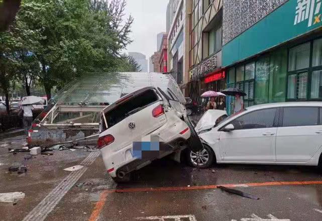 沈陽最新車禍?zhǔn)录疃冉馕黾皥?bào)道